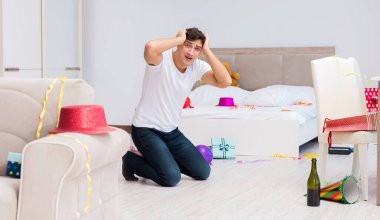 Adam evde ağır parti sonra