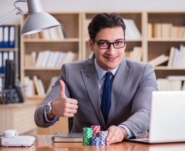 İşadamı işte kumar oynuyor.