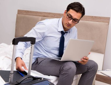 Otelde iş gezisinde çalışan bir işadamı.