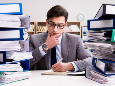 Aşırı çalışma nedeniyle stresli bir işadamı