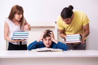 Ebeveynler oğullarının okula hazırlanmasına yardım ediyorlar.