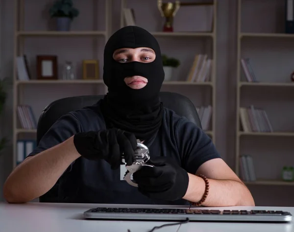 Hacker piratería informática tarde en la noche — Foto de Stock