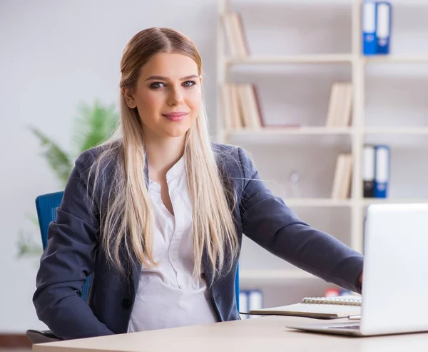 Femme enceinte employée dans le bureau — Photo