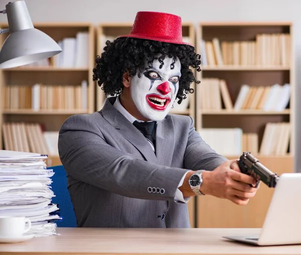 Clown-Geschäftsmann arbeitet im Büro — Stockfoto