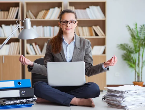 Bizneswoman medytująca w biurze — Zdjęcie stockowe