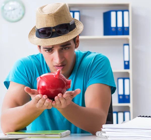 Homme d'affaires se préparant pour les vacances dans le bureau — Photo