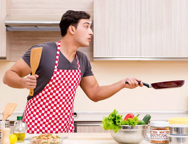 Homme cuisinier préparant la nourriture dans la cuisine — Photo