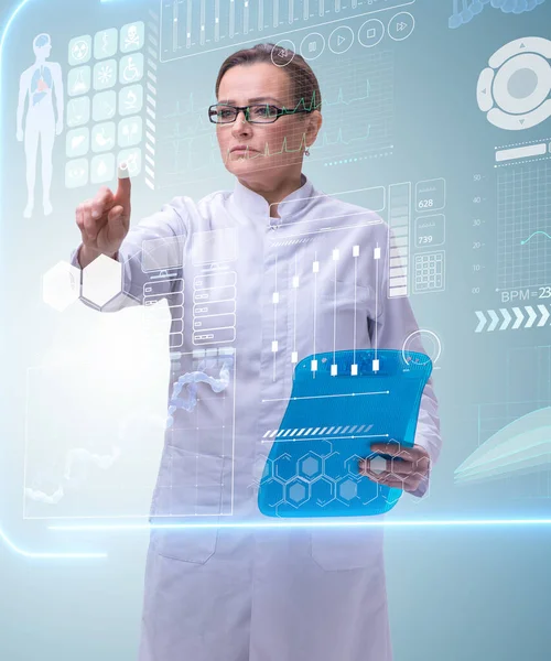 Kvinna läkare i telemedicin m-hälsa koncept — Stockfoto