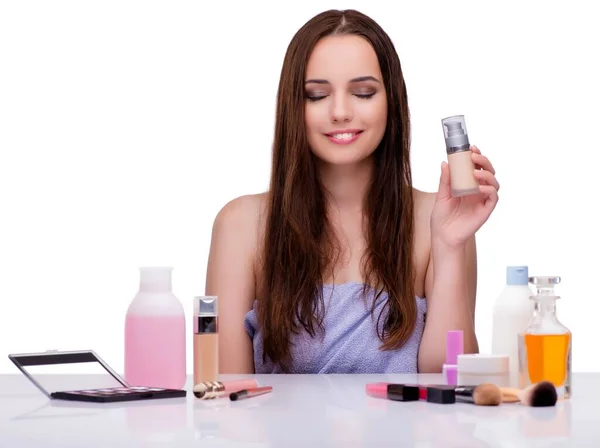 Žena dělá make-up izolované na bílém — Stock fotografie