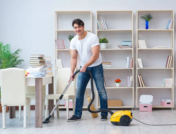 Чоловік робить прибирання вдома — стокове фото