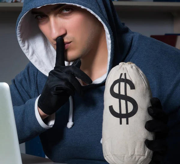 Jonge hacker hacken in de computer 's nachts — Stockfoto