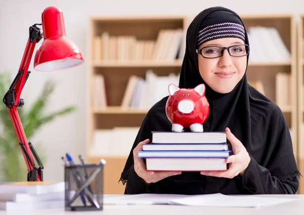 Moslim meisje in hijab studeren voorbereiding voor examens — Stockfoto