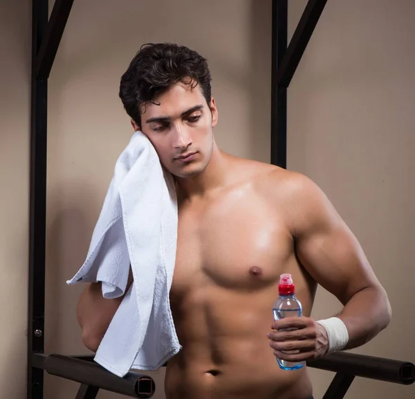 Uomo assetato di acqua potabile in palestra sportiva — Foto Stock