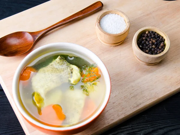 Рыбный суп подается на стол в тарелке — стоковое фото