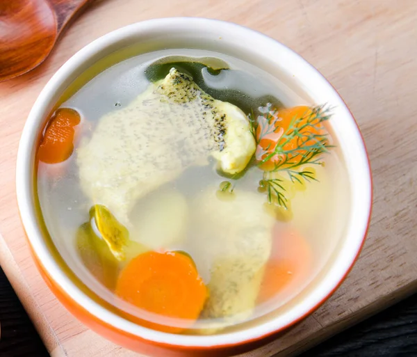 Sopa de pescado servida sobre la mesa en plato — Foto de Stock