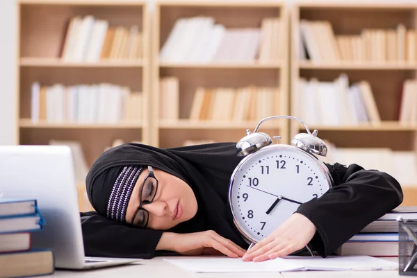 Мусульманская девушка в хиджабе готовится к экзаменам — стоковое фото