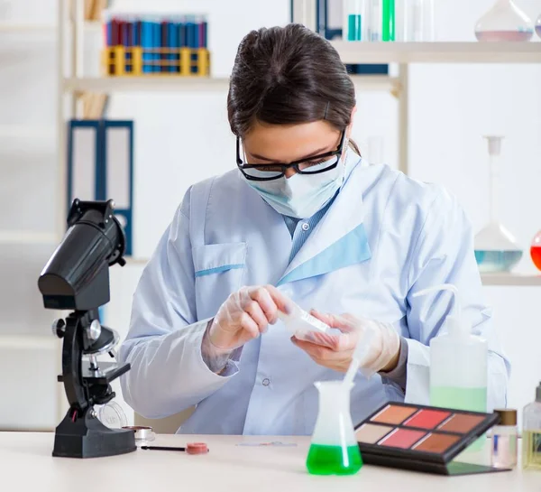 Laboratorium chemicus controleren schoonheid en make-up producten — Stockfoto