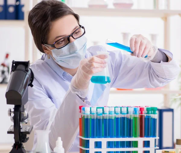 Vrouwelijke chemicus werkzaam in ziekenhuislab — Stockfoto