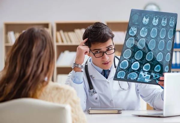 Médico joven mirando la tomografía computarizada imagen de rayos X — Foto de Stock