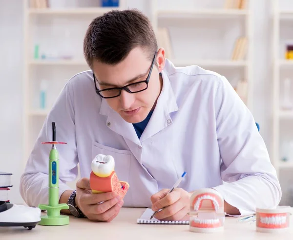 Implante dental de trabajo en laboratorio médico —  Fotos de Stock