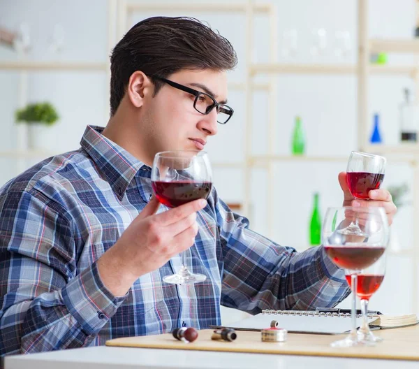 Professioneller Sommelier verkostet Rotwein — Stockfoto