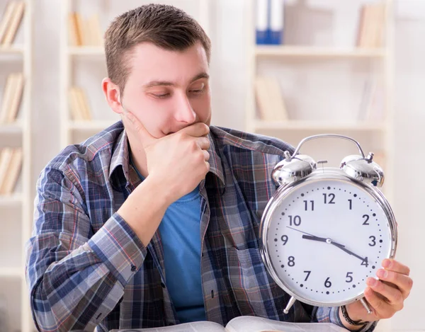 Estudiante llegando tarde con la preparación del examen —  Fotos de Stock