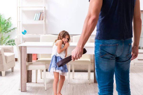Angry father punishing his daughter — Stock Photo, Image