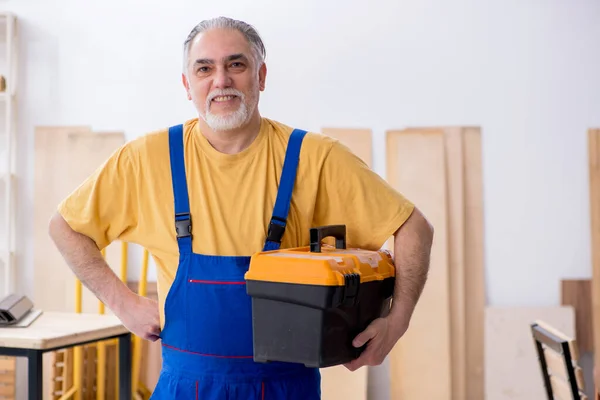 Alter Tischler arbeitet in Werkstatt — Stockfoto