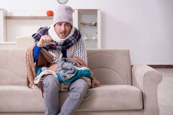 Jovem sofrendo em casa — Fotografia de Stock