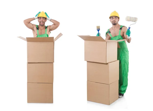 Hombre en mono verde con cajas — Foto de Stock