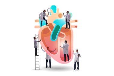 Doktorlar tarafından yapılan kalp muayenesi.