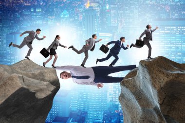 İşadamı destek konseptinde köprü görevi görüyor