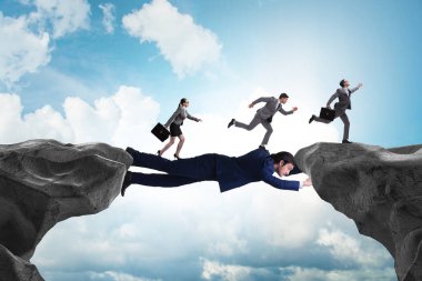 İşadamı destek konseptinde köprü görevi görüyor