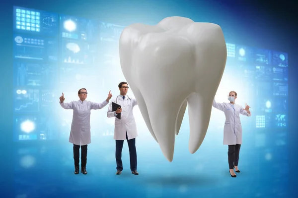 Médicos examinando diente gigante en concepto dental — Foto de Stock