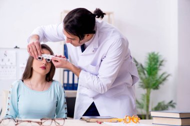 Genç bir kadın, erkek doktoru ziyaret ediyor.