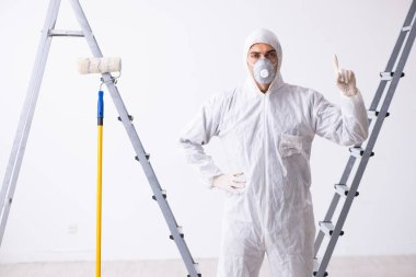 İnşaat alanında çalışan bir ressam.