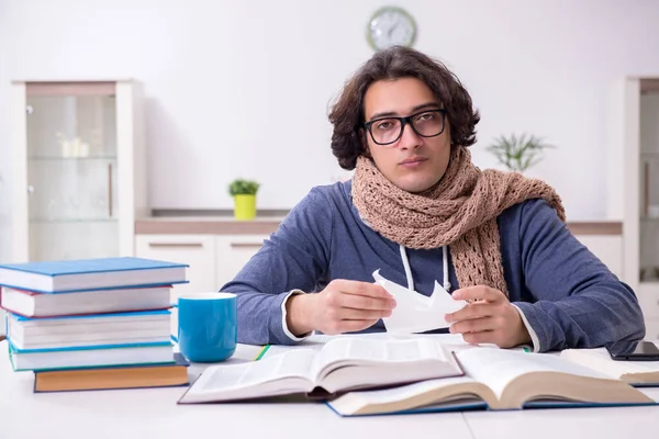 Zieke mannelijke student die thuis lijdt — Stockfoto