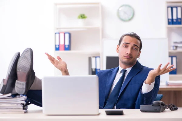 Jeune homme d'affaires travaillant dans le bureau — Photo