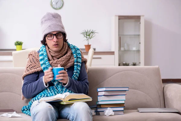 Zieke mannelijke student die thuis lijdt — Stockfoto