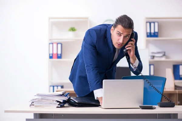 Junger männlicher Geschäftsmann arbeitet im Büro — Stockfoto