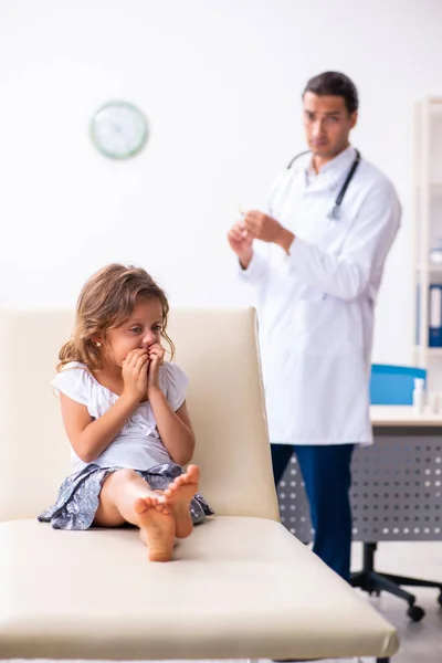 Młody lekarz pediatra z małą dziewczynką — Zdjęcie stockowe