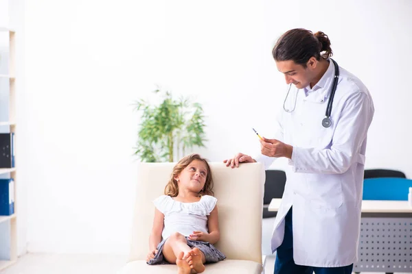 Jovem médico pediatra com menina pequena — Fotografia de Stock