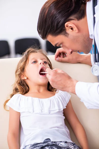 Joven pediatra médico con niña pequeña —  Fotos de Stock