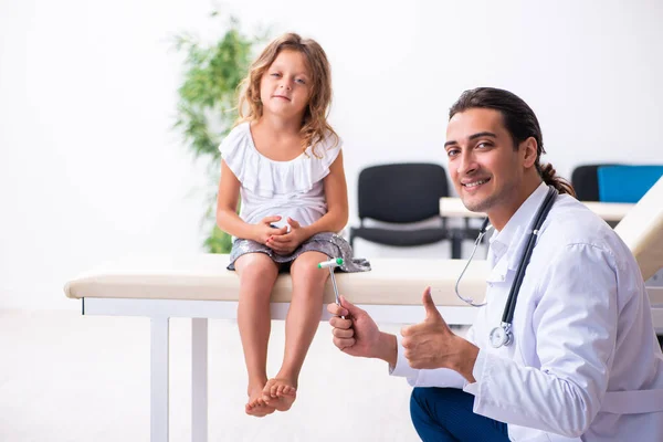 Jovem médico pediatra com menina pequena — Fotografia de Stock