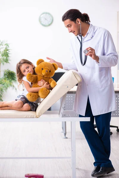 Jonge arts kinderarts met klein meisje — Stockfoto