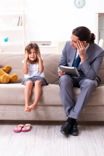 Psicólogo infantil asistiendo a niña pequeña — Foto de Stock