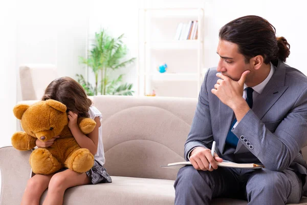 Детский психолог посещает маленькую девочку — стоковое фото