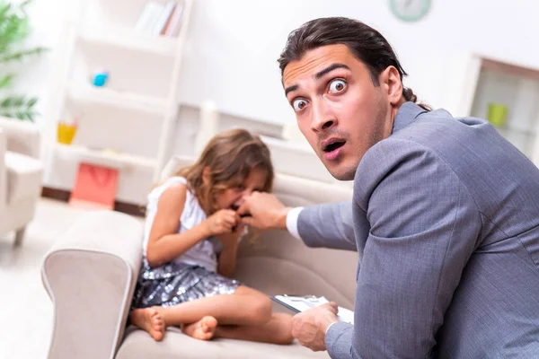 Psicólogo infantil asistiendo a niña pequeña — Foto de Stock