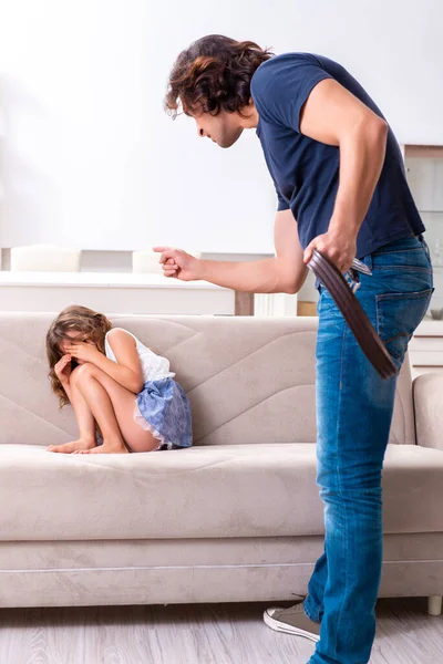 Angry father punishing his daughter — Stock Photo, Image