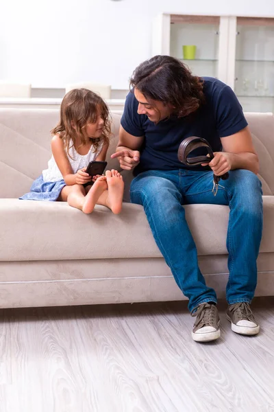 Padre enojado castigando a su hija — Foto de Stock